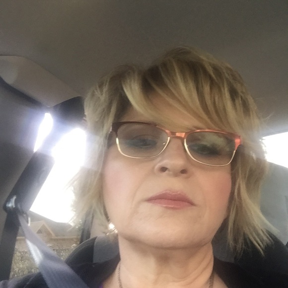 Meet your Posher, Lorena - Picture 1 of 1